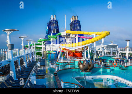 Il ponte 15 con piscine e scivoli sulla Norwegian Epic la nave di crociera. Foto Stock