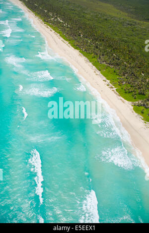 Vista aerea di una deserta spiaggia dei Caraibi e mare turchese Foto Stock