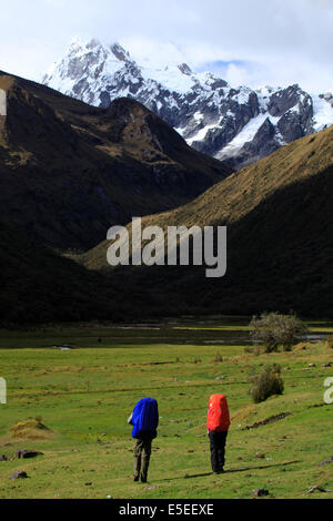 Escursionista nelle Ande peruviane, Sud America Foto Stock