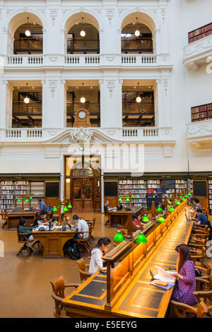 Melbourne Australia, Swanston Street, state Library of Victoria, interior Inside, la Trobe Reading Room, donna femminile, studio, workstation, AU1403210 Foto Stock