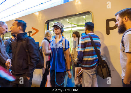 Melbourne Australia, Victoria CBD Central Business, quartiere, stazione di Flinders Street, treno ferroviario, metropolitana, trasporti pubblici, piattaforma, passeggeri Foto Stock