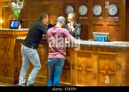 Melbourne Australia,East,Wellington Parade,Hilton on the Park,hotel,hall,ospiti,reception check in reception prenotazioni registro,donna Foto Stock