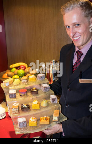 Melbourne Australia, East, Wellington Parade, Hilton on the Park, hotel, tavolo in stile buffet, lounge executive, uomo uomo maschio, lavoratori dipendenti che lavorano s. Foto Stock