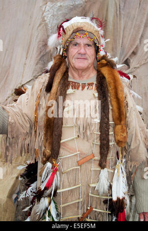 Residente locale indossando il tradizionale dei nativi americani abbigliamento saluta la linea di crociera passeggeri.Saguanay,Canada Foto Stock