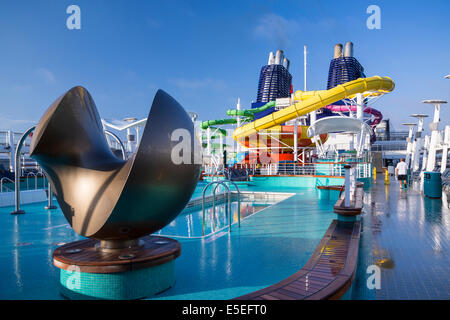 Il ponte 15 con piscine e scivoli sulla Norwegian Epic la nave di crociera. Foto Stock