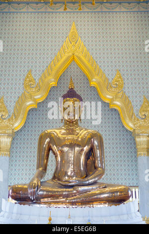 Il Buddha d'oro (alias Phra Phuttha Maha Suwan Patimakon / Phra Sukhothai Traimit), la più grande statua d'oro solido del mondo, Wat Traimit, Bangkok, Thailandia Foto Stock