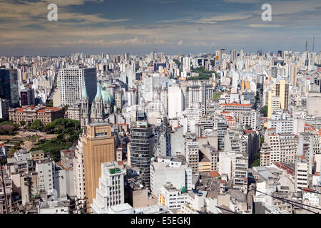 Vista in elevazione del centro di Sao Paulo che mostra la Cattedrale Metropolitana e grattacieli, del Brasile, dell'America Latina Foto Stock