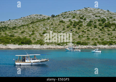 Gite in barca nella baia di Lojena, Levrnaka Island, isole di Kornati, il Parco Nazionale di Kornati, Adriatico, Croazia Foto Stock