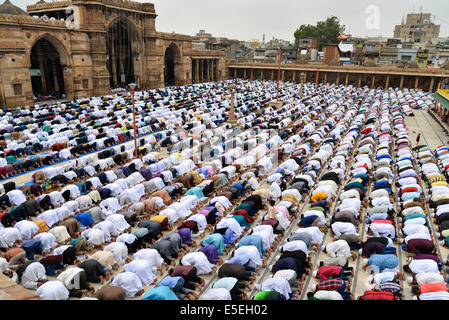 Ahmedabad, India. 29 Luglio, 2014. I musulmani che celebra l'Eid al-Fitr che segna la fine del mese di Ramadan, Eid al-Fitr è la fine del Ramazan e il primo giorno del mese di Shawwal per tutti i musulmani in Jama Masjid,Ahmedabad, India. Credito: Nisarg Lakhmani/Alamy Live News Foto Stock