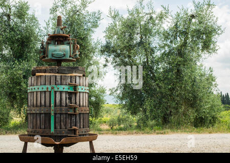 Vinatge frantoio e ulivi sulla backgrund Foto Stock