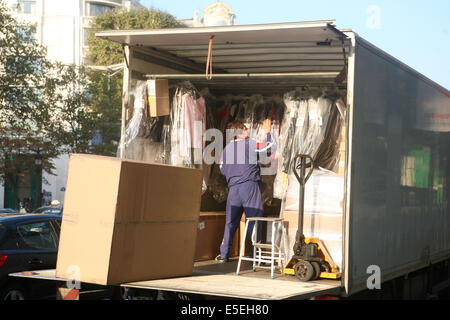 Francia, parigi 8e, avenue des champs elysees, livreur, camion, Foto Stock