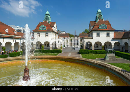 Vasca da bagno case e "Großer Sprudel' Fontana, Sprudelhof cortile, spa resort in stile Art Nouveau, Bad Nauheim, Hesse, Germania Foto Stock