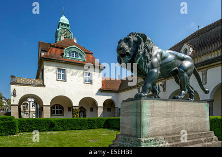 Vasca da bagno case e scultura in bronzo "Camminando Lion' da Heinrich Jobst, Sprudelhof cortile, spa resort in stile Art Nouveau Foto Stock