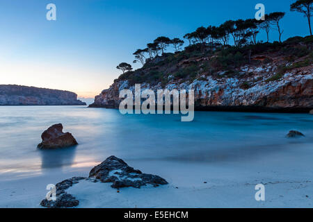 Costa all'alba, Calo des Moro, Santanyi, Maiorca, isole Baleari, Spagna Foto Stock