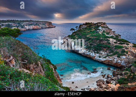 Costa all'alba, Calo des Moro, Santanyi, Maiorca, isole Baleari, Spagna Foto Stock