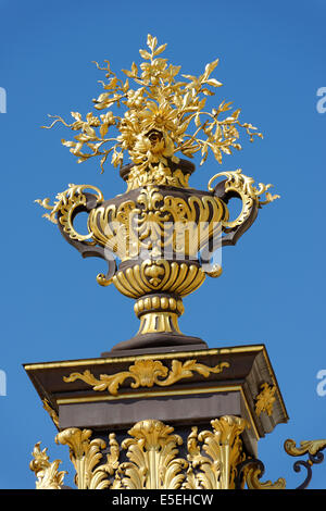 Decorativo vaso di metallo, al cancello di Place Stanislas, Nancy Lorraine, Francia Foto Stock