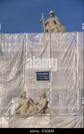 Francia, Parigi 10e gare de l'est, travaux, facciata bachee, statue, Foto Stock