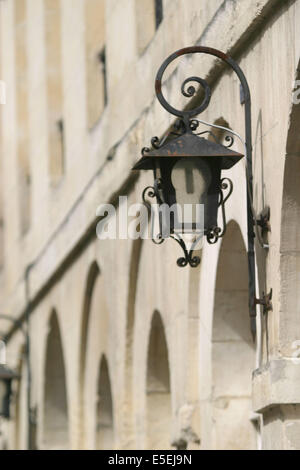 Francia, Normandie, calvados, caen, , interieur d'une cour donnant sur la rue saint Pierre, lambadaire, lanterne, portici, Foto Stock