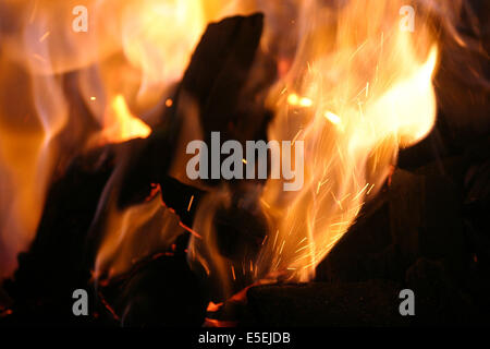 Francia, Normandie, manche, villedieu les poeles, fonderie cornille havard, industrie, fonderie, ouvriers, coulee de la cloche de Lestre (50) et d'une cloche destinee a des tests metallurgiques. Metal en fusin a 1200oC, Foto Stock