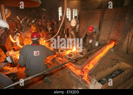 Francia, Normandie, manche, villedieu les poeles, fonderie cornille havard, industrie, fonderie, ouvriers, coulee de la cloche de Lestre (50) et d'une cloche destinee a des tests metallurgiques. Foto Stock