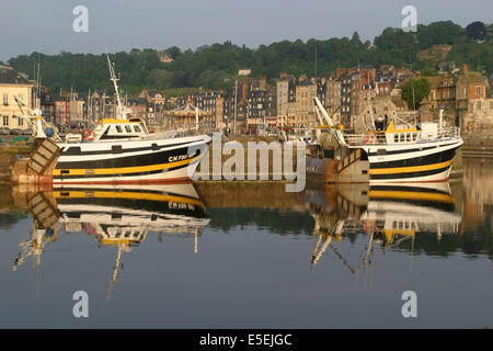 Francia, Normandia, calvados, Honfleur, Port de peche, Chalutier, au fond : le vieux bassin, reflet, Foto Stock