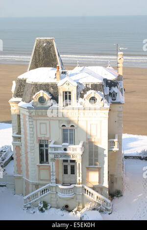 Francia, Normandia, calvados, cote fleurie, trouville sur mer, 20 centimetri de neige a Trouville (14) en janvier 2006, villa les flots, plage, Foto Stock