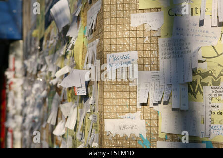 Francia, parigi 13e, quartier chinois, AV d'italie, annonces au mur, dazibao, Foto Stock