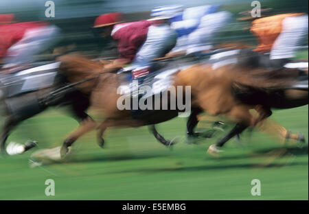 Francia, Normandia, Calvados, cote fleurie, deauville, hippodrome, corsi, chevaux, jockeys, mouvement, arrivee course de plat Foto Stock