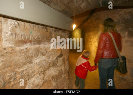 Francia, parigi 14e, les catacombes, entree Place Denfert Rochereau, souTerrain, jeune femme et enfant, galeries, Foto Stock