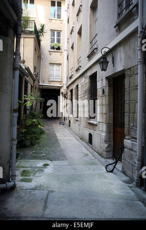 Francia, parigi 4e, ile de la CITE, 26 rue chanoinesse, cour pavee de pierres tombales, parigi medievale, Foto Stock