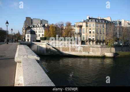 Francia, parigi 4e, ile saint Louis, depuis le pont de sully, quai d'Anjou, hotel Lambert le seine, Foto Stock