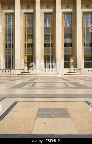 Francia, Parigi 16e circondario, palais de chaillot depuis le parvis des droits de l'homme, trocadero, colonnes, dalle, Foto Stock