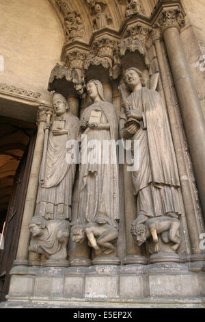 Francia, parigi 1e, eglise saint germain l'auxerrois, figure dettagliate, arte gothique, monstres, porche d'entree, dettaglio, Foto Stock