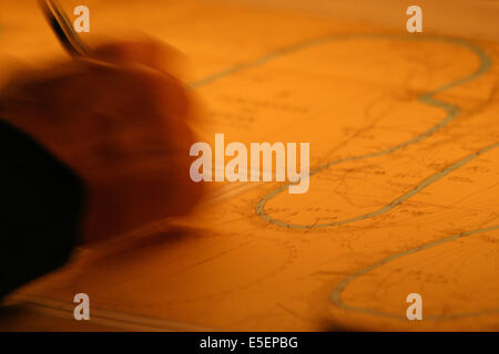 Francia: Normandia, senna marittima, vallee de la seine, rouen, Grand Port de mer de rouen, officier a bord d'un paquebot a la descente de seine, carte des meandres, route, main, Foto Stock