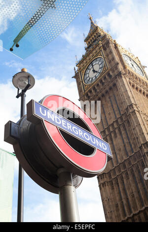 Queen Elizabeth's Tower (Big Ben) e il segno della metropolitana per la stazione di Westminster, Londra, Regno Unito Foto Stock