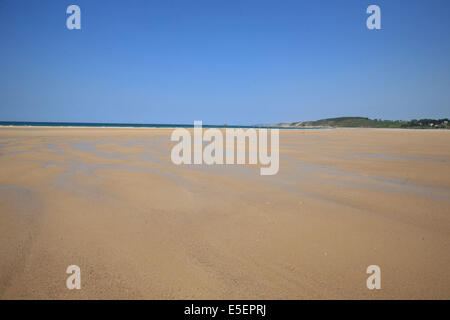 Francia, Bretagne, cotes d'armor, cote d'emeraude, sables d'Or les Pins, la plage, ondes sur le sable, maree basse, Foto Stock