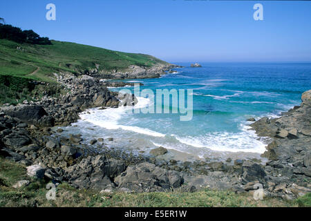 Francia, Bretagne, finistere sud, cap sizun, pointe du millier, plage, anse, vagues, rochers, Foto Stock