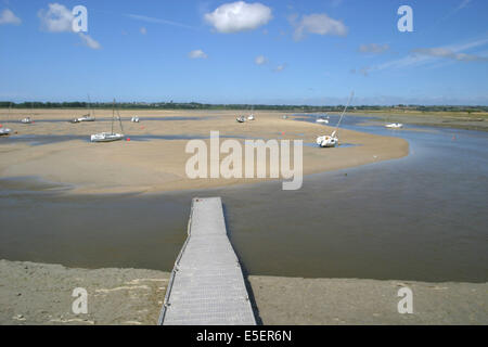 Francia, basse Normandie, manche, regneville sur mer, havre de regneville, maree basse, sable, bateaux echoues, ponton Foto Stock