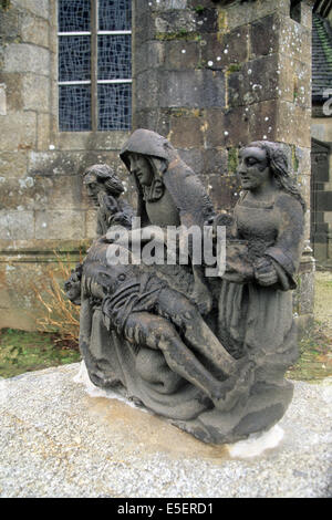 Francia, Bretagne, finistere nord, Circuit des enclos paroissiaux, enclos paroisial de sizun, pieta, calvaire, scultura, Foto Stock