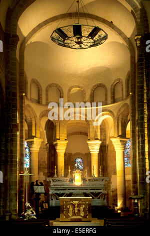 Francia, Bretagne, Morbihan, golfe du Morbihan, presqu'ile de rhuys, choeur roman de l'eglise de saint gildas de rhuys, colonnes, voute, Foto Stock