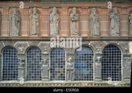 Francia, Bretagne, finistere nord, Circuit des enclos paroissiaux, sizun, enclos paroissial, ossuiare, personnages scultes, Foto Stock