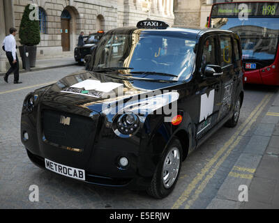 Sviluppato da Ecotive Limited, la gamma estesa elettrico (REE) Metrocab taxi veicolo elettrico a Mansion House Londra Foto Stock