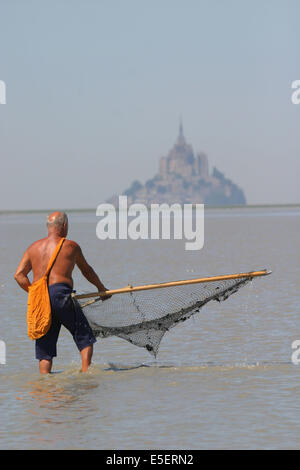 Francia, basse Normandie, manche, Pays de la baie du Mont-Saint-Michel, la roche torin, bas courtils, pecheur de crevettes, personnage, Mont-Saint-Michel, Foto Stock