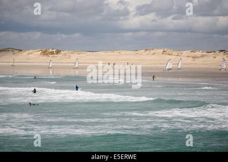 Francia, Bretagne, finistere sud, paga bigouden, pointe de la torche, sable, dune, spot de surf, surfeurs, ecole de surf, Foto Stock