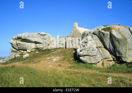 Francia, Bretagne, finistere nord, cotes des abers, Kerlouan Meneham, la maison du douanier entre deux rochers, chemin littoral, Foto Stock