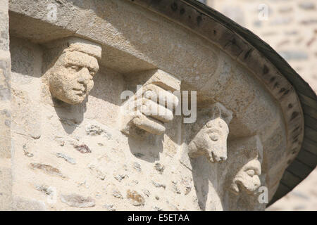 Francia, Bretagne, Morbihan, golfe du Morbihan, presqu'ile de rhuys, chevet roman de l'eglise abbatiale de saint gildas de rhuys, figure di dettaglio scultori, Foto Stock