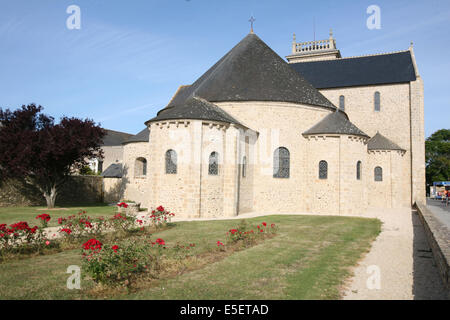 Francia, Bretagne, Morbihan, golfe du Morbihan, presqu'ile de rhuys, chevet roman de l'eglise abbatiale de saint gildas de rhuys, jardin, Foto Stock