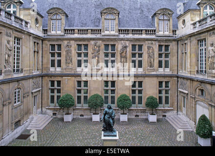 Francia, parigi 3e, le marais, hotel carnavalet, musee de l'histoire de paris, 23 rue de sevigne, premiere cour, statua di Luigi XIV, Foto Stock