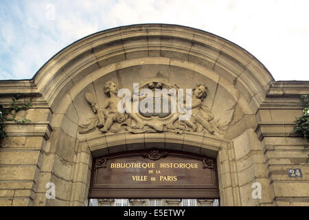 Francia, parigi 4e, le marais, rue Pavee, hotel de lamoignon, bibliotheque historique de la ville de paris BHVP, hotel particulier, facciata sur cour, portail, dettaglio timpano, Foto Stock