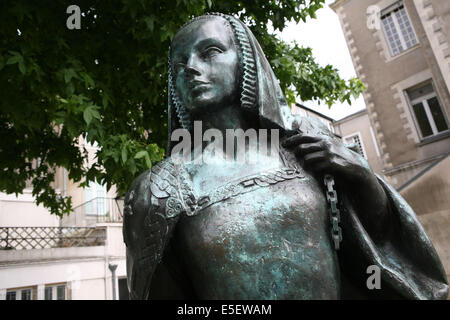 Francia, Pays de loire, loire atlantique, Nantes, statue de jean freour devant le Chateau des ducs de Bretagne, Anne de Bretagne, scultura, Foto Stock